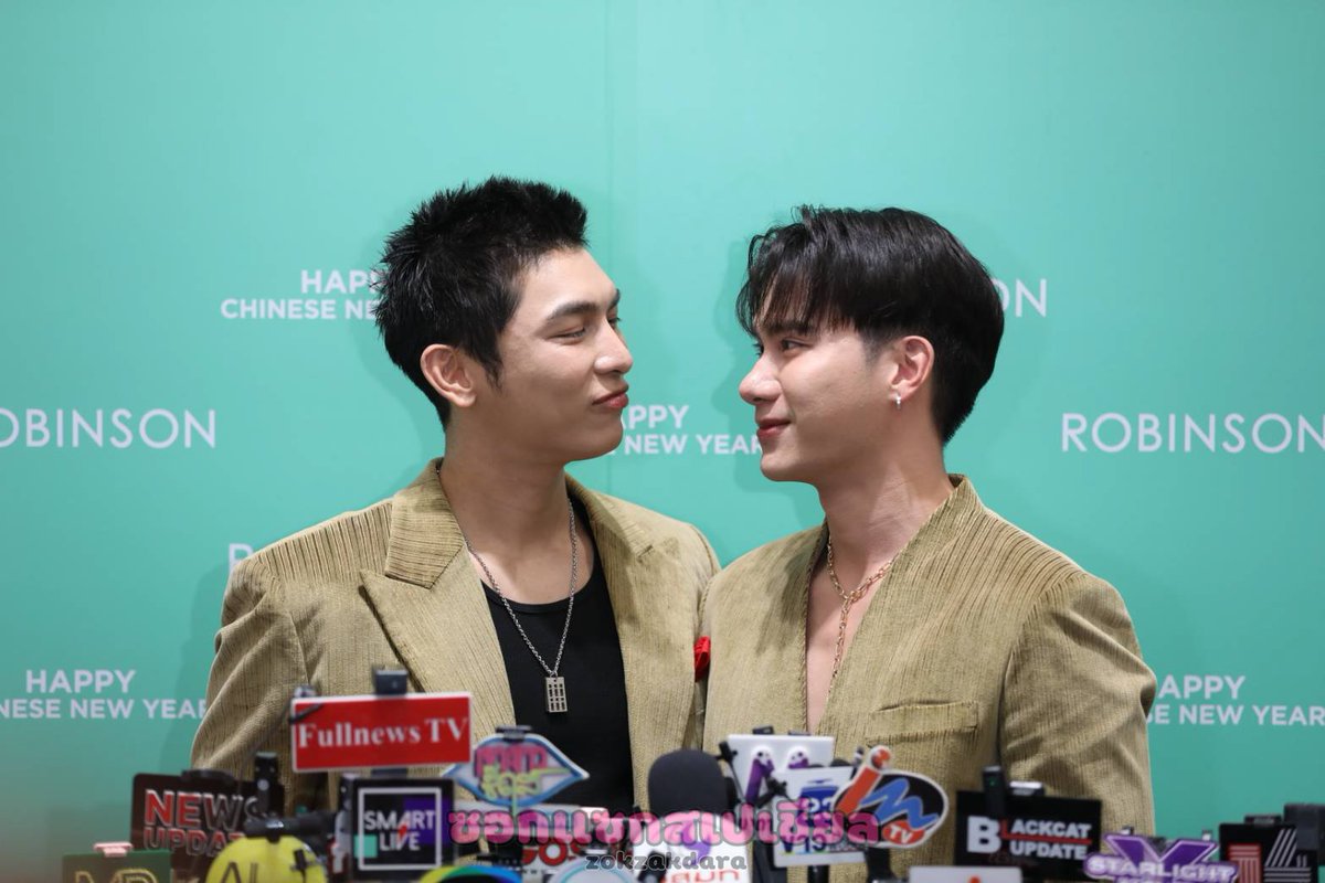 Zokzakdara2's tweet photo. ทานโทษนะคะ นี่ตรุษจีนหรือวาเลนไทน์กันคะเนี่ย เหลือที่ให้คนโสดบ้าง เมื่อ “มิว - ตุลย์” โชว์ความหวาน ในงาน “ROBINSON HAPPY CHINESE NEW YEAR 2025”

MEWTUL CNY AT ROBINSON
#RobinsonXMewTul
#RobinsonCNYxMewTul
#MewTul #mewsuppasit #Tul_Pakorn
#RobinsonCNY2025 #RobinsonHappyChineseNewYear2025