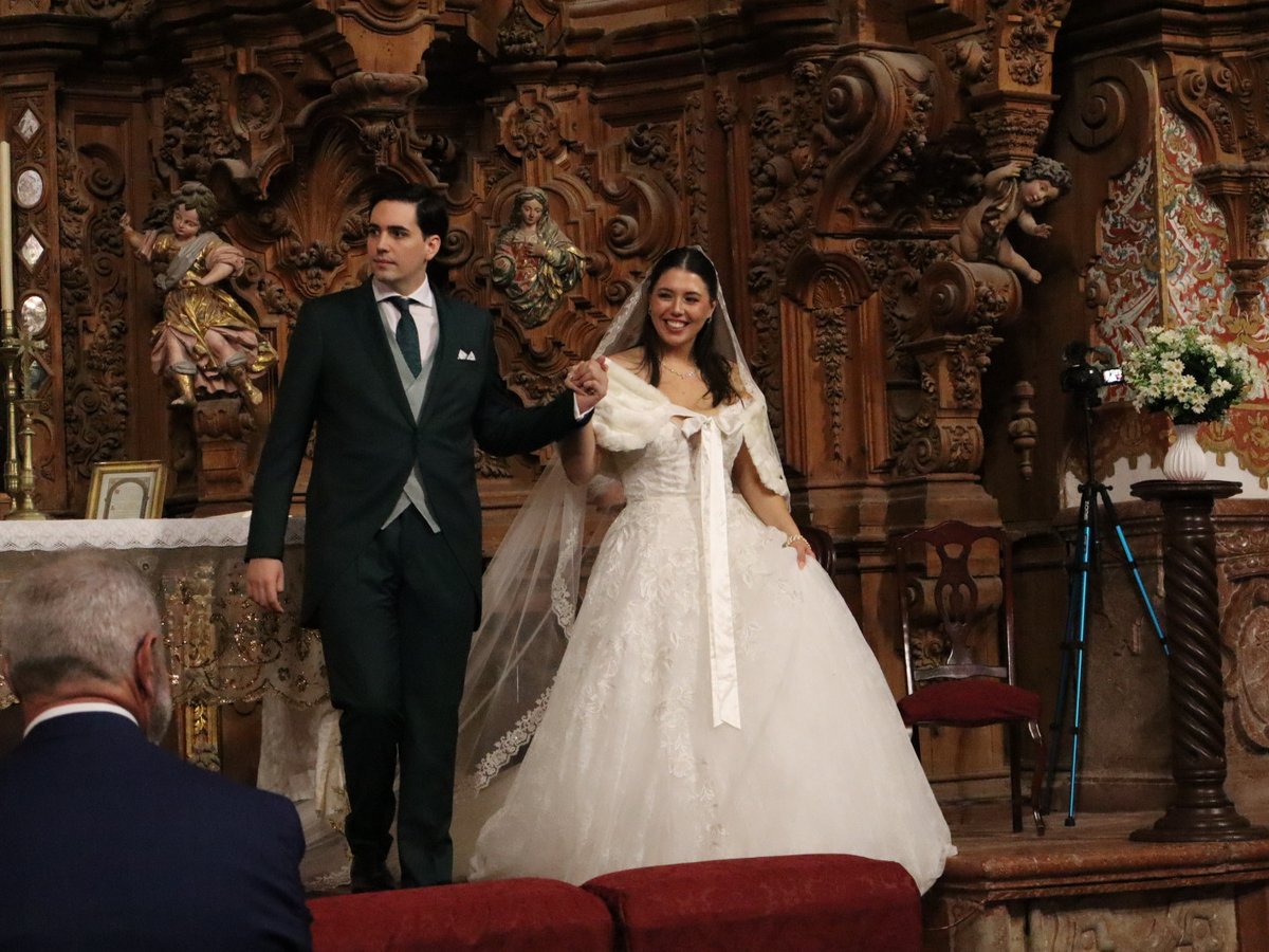 fernandoXIV's tweet photo. Hoy, a estas horas, hace 2 meses, Nora y yo estábamos celebrando que acabábamos de casarnos. El 16 de noviembre. A los que estuvisteis, no hace ni falta ni que os diga que fue perfecto y el mejor día de mi vida. Yo sigo cada vez más enamorado y sé que pasaré toda mi vida con ella https://t.co/Kqr8J6rXB9