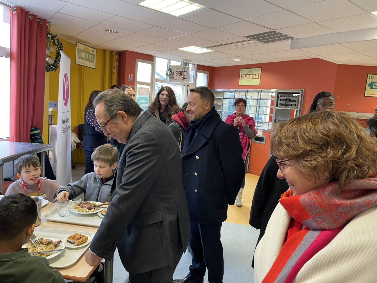 Inauguration d’une cuisine en production sur place au Collège Jean-François Champollion à <a href="/VilledeVoisins/">Ville de Voisins</a>.
➡️ une cuisine "maison" avec des produits locaux
➡️ moins de gaspillage alimentaire
Le Département <a href="/Les_Yvelines/">Les Yvelines</a> agit pour privilégier les circuits courts dans les cantines.