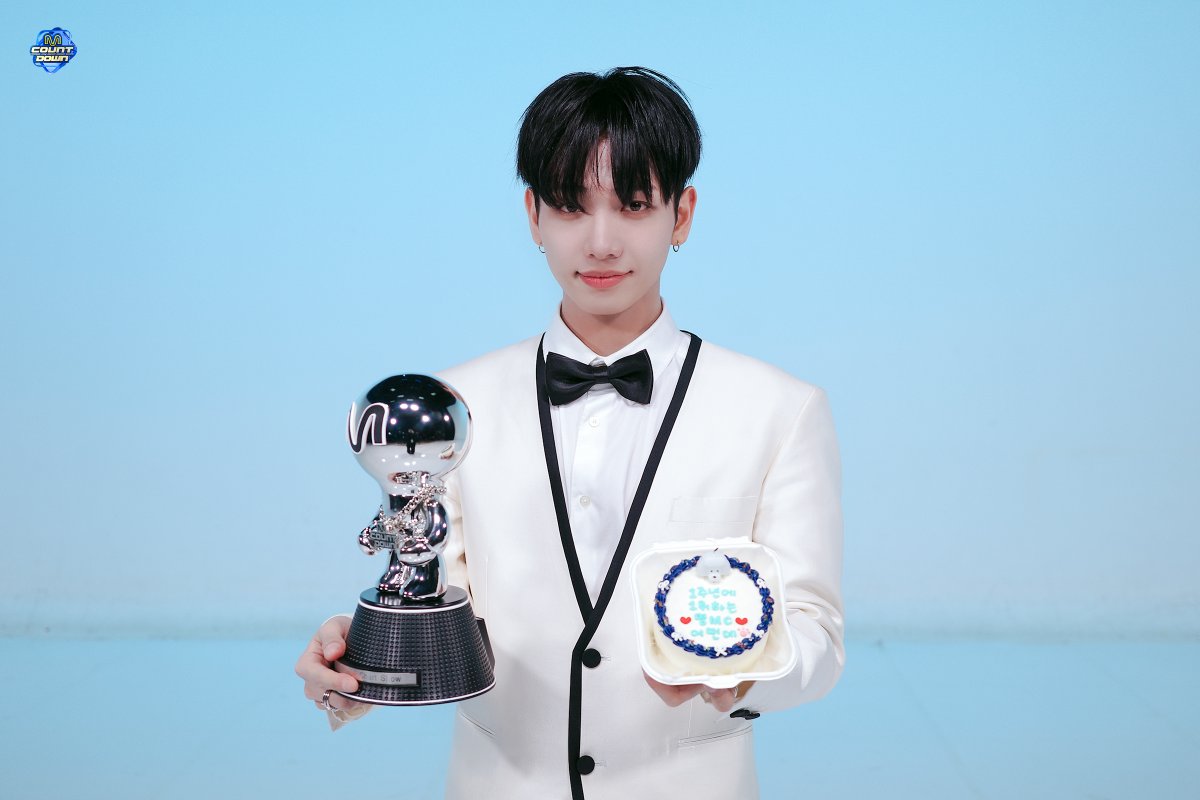 MnetMcountdown's tweet photo. #MCOUNTDOWN 1월 3주✨
🏆 No.1 of the Week! 🏆
#BOYNEXTDOOR - #오늘만_I_LOVE_YOU

₍ᐢ.ˬ.ᐢ₎🎉축하합니다 *:·ﾟ✧ 
#오늘만ILOVEYOU_1위축하해 
#IfISayILoveYou1stWin https://t.co/a1FuRmUteA