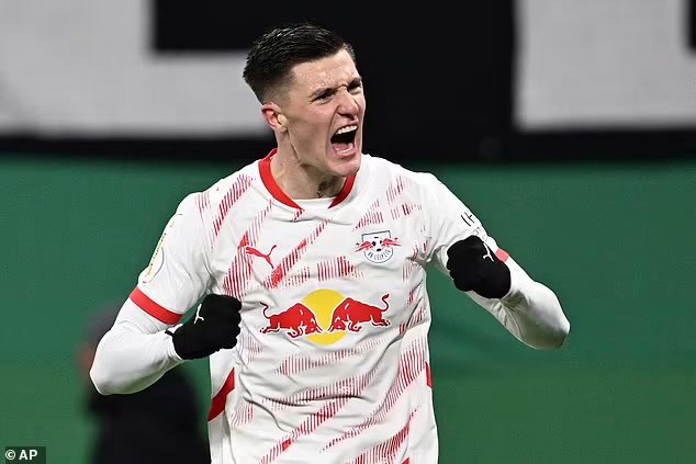 🚨 Talks for Benjamin Šeško to Arsenal ARE genuine. 

Arsenal are trying to get a loan with the option or obligation to sign in the Summer. 

RB Leipzig want the release clause paid in January and right now will not budge. 

Arsenal are also in talks with Juventus for Dušan