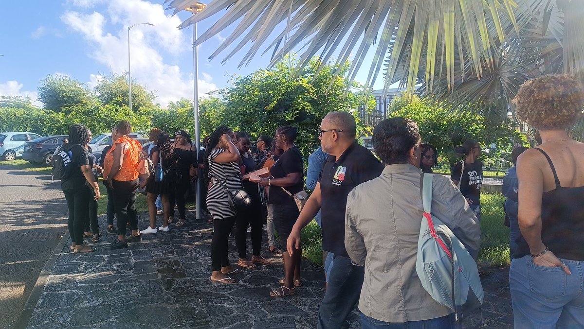 S3Gua's tweet photo. #AESH #16Janvier #ServicesPublics #Inclusion 
Forte mobilisation devant le rectorat de Guadeloupe ! https://t.co/wudfMAcKlD
