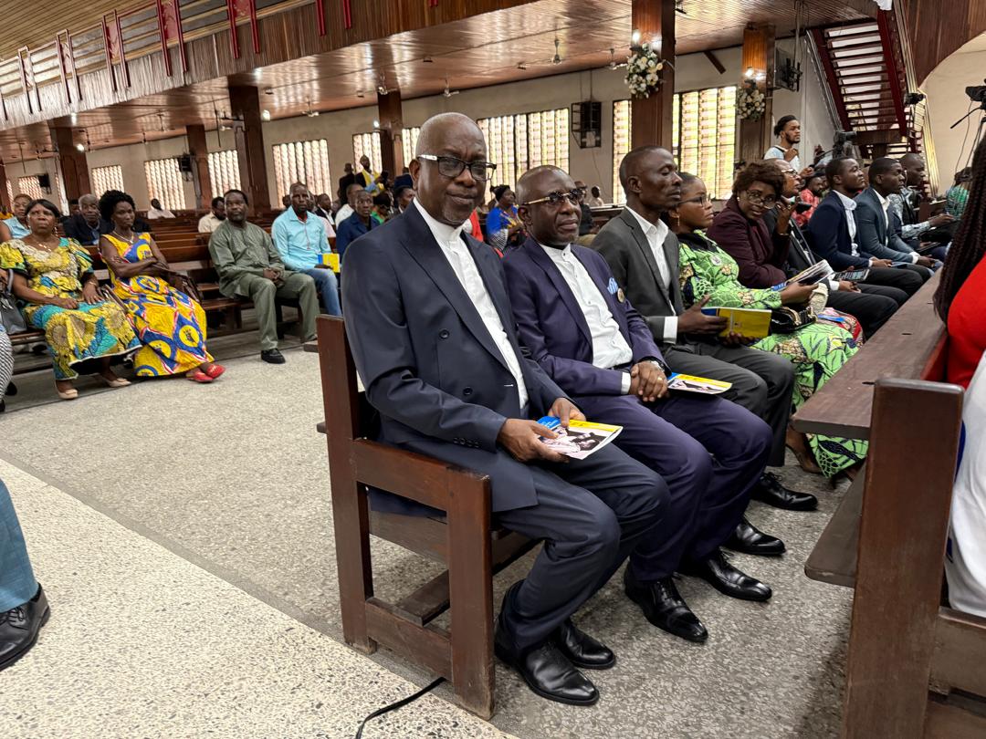 Peguynyembo243's tweet photo. 🚨#RDC Maman @KabilaOlive, la famille biologique du héros national et les cadres du @FCC_RDC ont rendu hommage au "Soldat du Peuple" Mzee #KABILA.
Ce que les autres doivent savoir ce que le #Kabilisme ne tombera jamais alors à très bientôt 🏃 https://t.co/U5GVkoN1H0