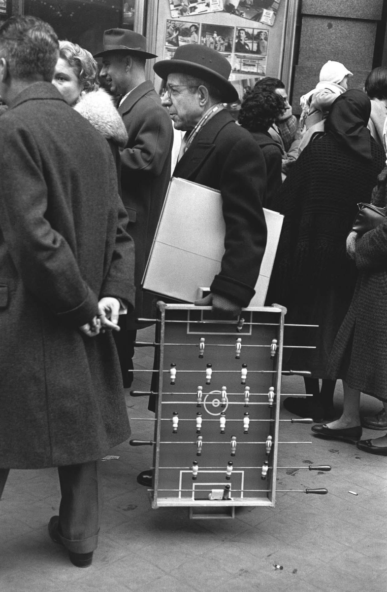 Francesc Català-Roca - Peatón con futbolín, Madrid, 1953.
