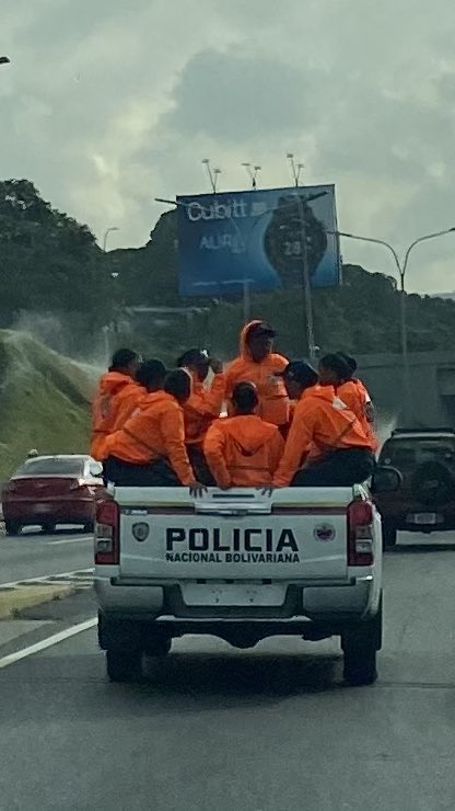 lvnass's tweet photo. Irresponsables #autopistaFF #lacarlota @policia #policianacionalbolovariana https://t.co/GqptGzyPCv