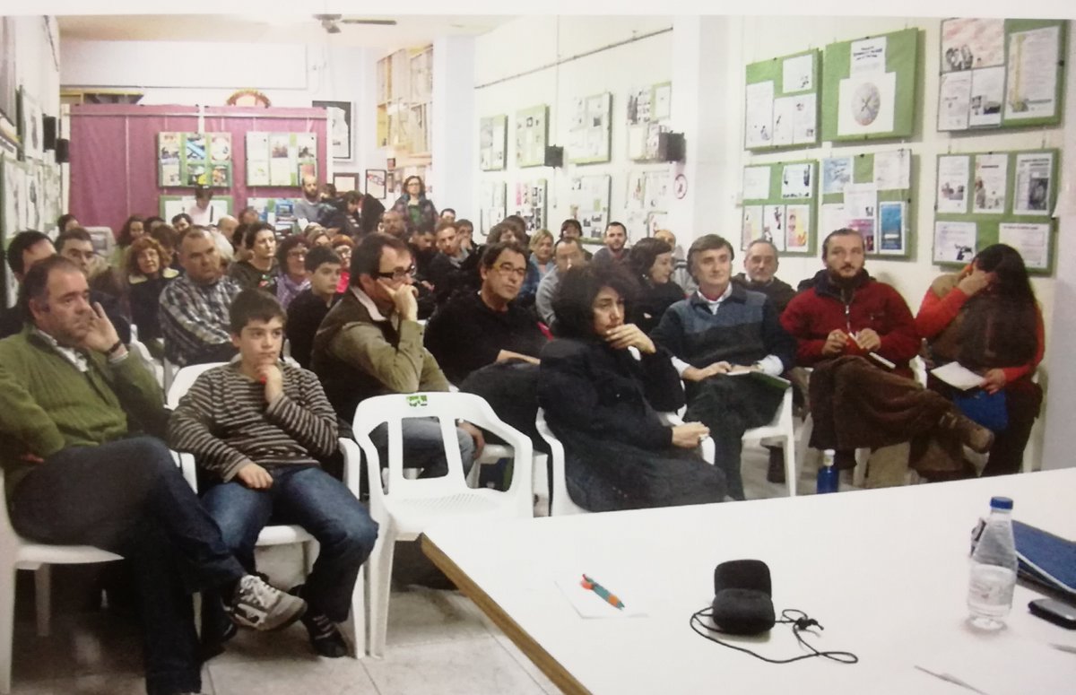 Primera assemblea dels horts urbans a l'associació de veïns. Fa ja alguns anyets.

Primera asamblea de los huertos urbanos en la asociación de vecinos. Hace ya algunos añitos.