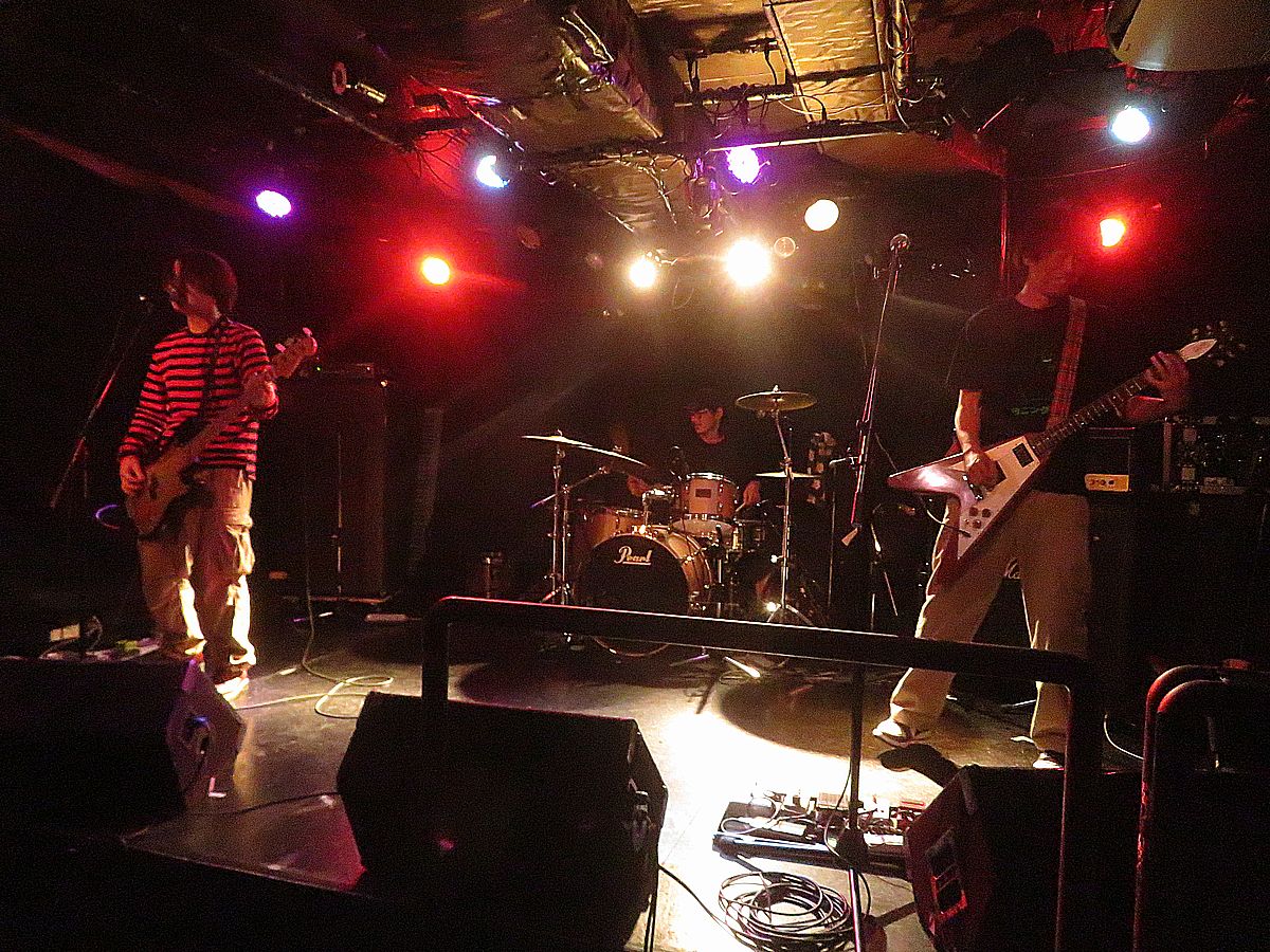 yawningme's tweet image. 昨日のFREEWING、楽しかったですねー🐍
出演者、出店者、来場者、全ての人が笑顔で楽しんでいる光景は非常に美しかったです🐍
やはりライブハウスには愛と平和と夢があります🐍
まめさん＆ダイちゃん、企画お疲れ様＆ありがとうございました！

ヨニングミ次回は2/11新松戸！

#FREEWING