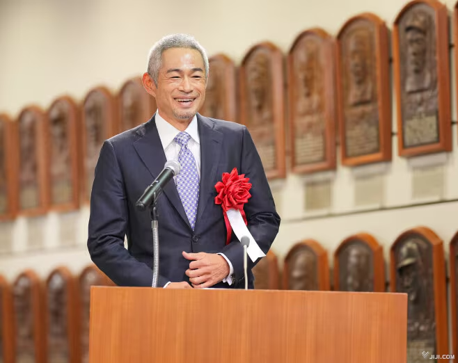 beisboljapones's tweet photo. 🚨¡ATENCIÓN!🚨
El legendario 🇯🇵Ichiro Suzuki fue exaltado hoy al Salón de la Fama del béisbol japonés en su 1er año de elegibilidad con el 92,6% de los votos. Lo acompañó el líder de salvados de todos los tiempos 🇯🇵Hitoki Iwase.
https://t.co/2t5PH2LgGV https://t.co/gwYL8R0wE2