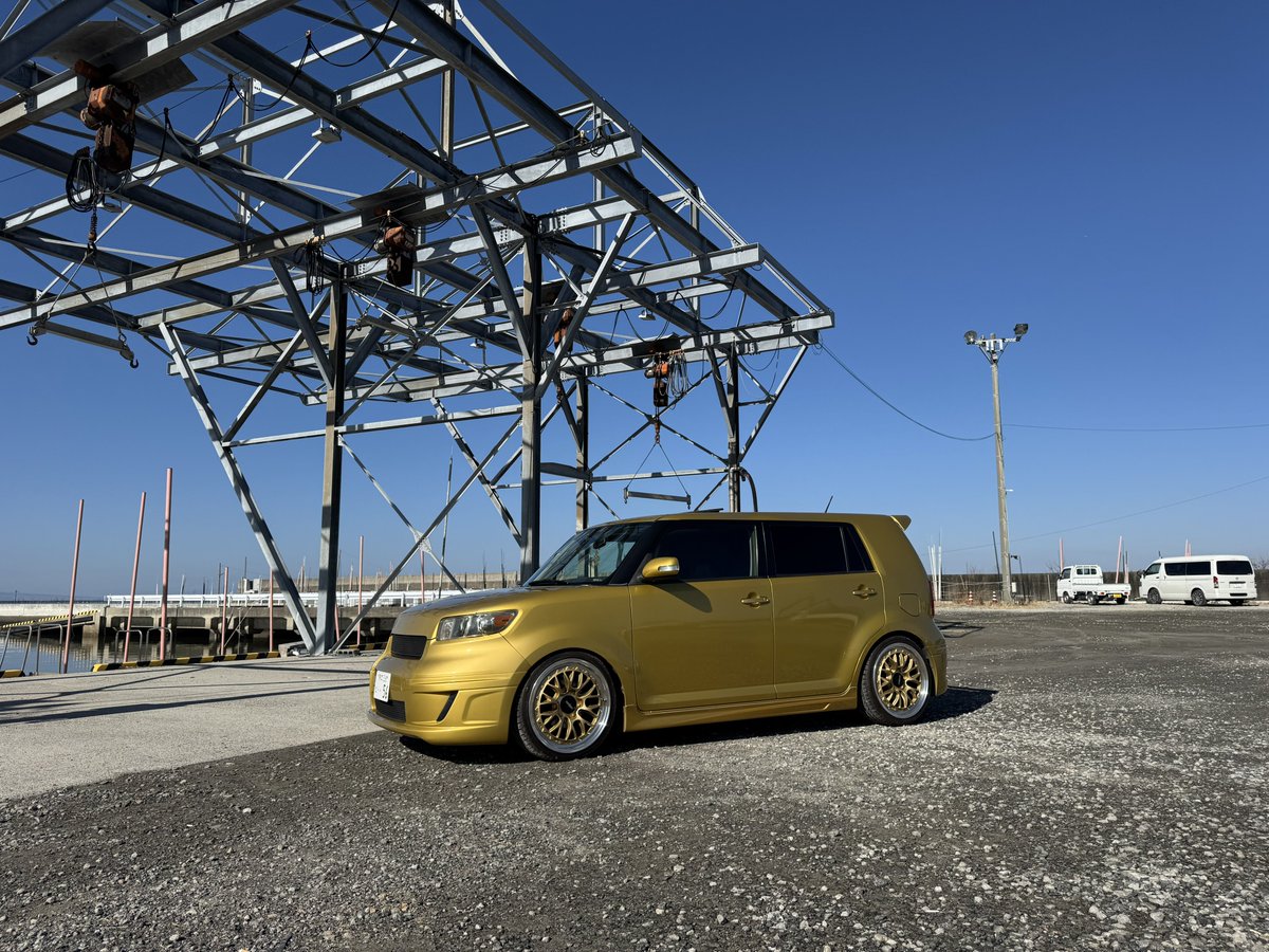 binbara_axeeela's tweet photo. あけましておめでたいので金色のお車で https://t.co/Ca99ElzPTG
