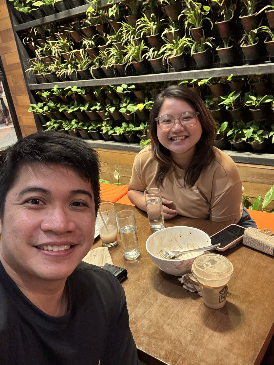 carlzac's tweet photo. Busy naman yan sya, always may meeting!!!  Salmat sa 32 minutes nating catch up tonight @karlylenavea 💙 https://t.co/16lDXEWvx1