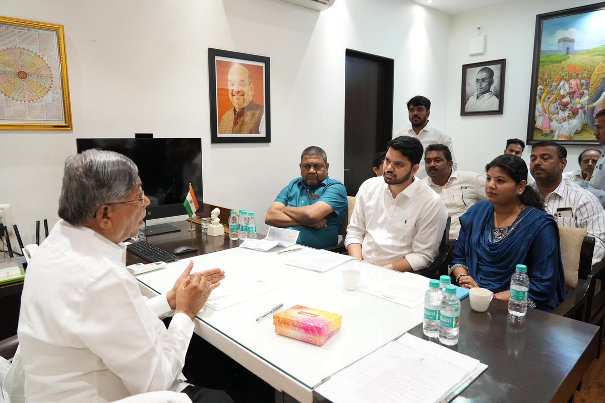 SheetalSheth_'s tweet photo. शिवसेना युवासेना सचिव, मान. आमदार श्री.@SardesaiVarun जी यांच्या नेतृत्वाखाली युवासेना सिनेट सदस्यांनी विद्यार्थ्यांच्या विविध प्रश्नांबाबत उच्च व तंत्र शिक्षणमंत्री मान. @ChDadaPatil जी यांची भेट घेऊन सविस्तर चर्चा केली.
#Senetors #Yuvasena #InAutWeTrust https://t.co/F6cvYVsvHY