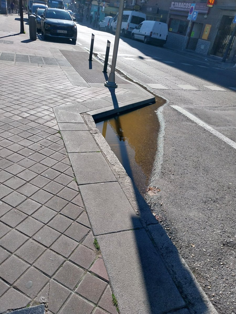 alicates74's tweet photo. @Lineamadrid @avbarriozofio un mes después seguimos con agua de alcantarilla pestilente corriendo por Rafaela Ybarra, frente a C/ Juan Zofío. https://t.co/ekhXV5w7v5