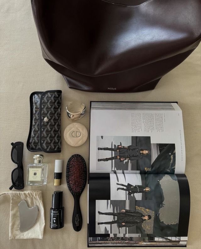 Diorgirlx's tweet photo. bag essentials https://t.co/6A76soXVoF