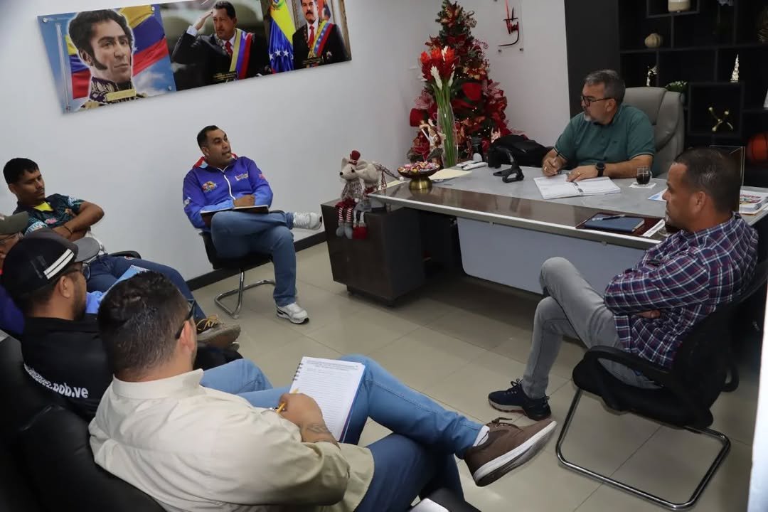 Reunión con el equipo de Innovación Digital y la Dirección de Relaciones interinstitucionales, para coordinar esfuerzos en función de desarrollar las plataformas de proyección de la gestión; además de prepararnos para las Ferias Internacionales de Páez 2025 <a href="/NicolasMaduro/">Nicolás Maduro</a>
