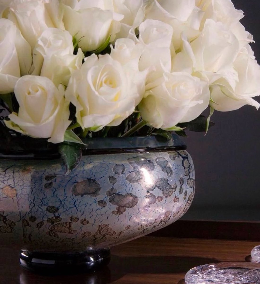 Shades of platinum, bronze, and gold seem to electrify in a field of smoke in AFTON- a handcrafted bowl by master glass artist Doug Frates of Ohio. A beautiful addition to any room.
Available: valoramericanhome.com/shop/accessori…