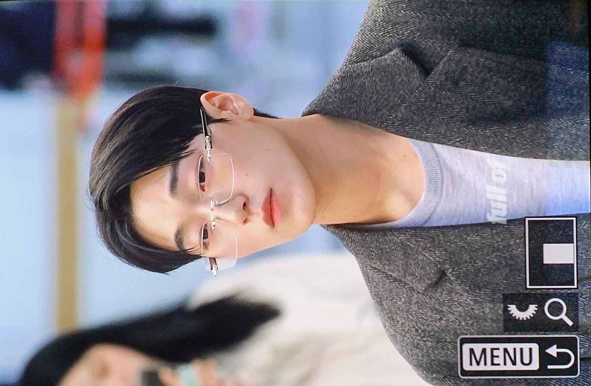 heartinsani's tweet image. always serving face at airports .. WHAT A MAN