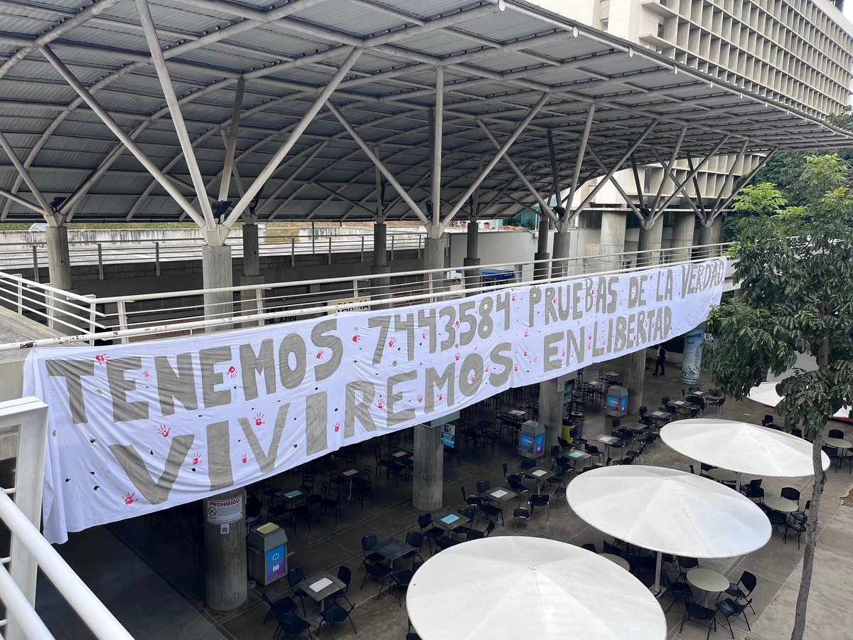 Gbastidas's tweet image. Así amanece hoy la UCAB: “Tenemos 7.443.584 pruebas de la verdad. Viviremos en libertad”.