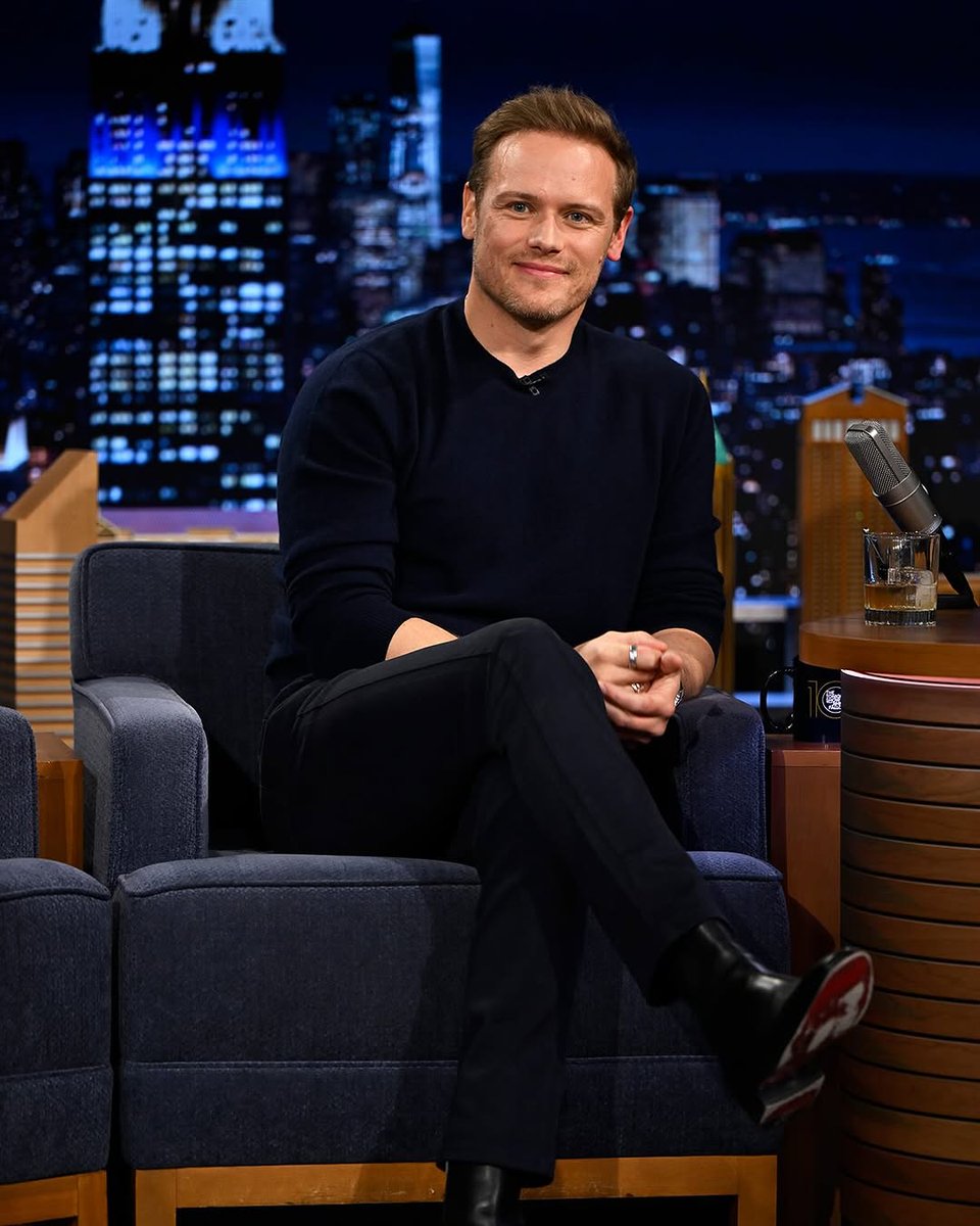 I always really enjoy watching Sam in interviews. What a smile! #Samshine #SamHeughan 🩷🩷🩷🩷