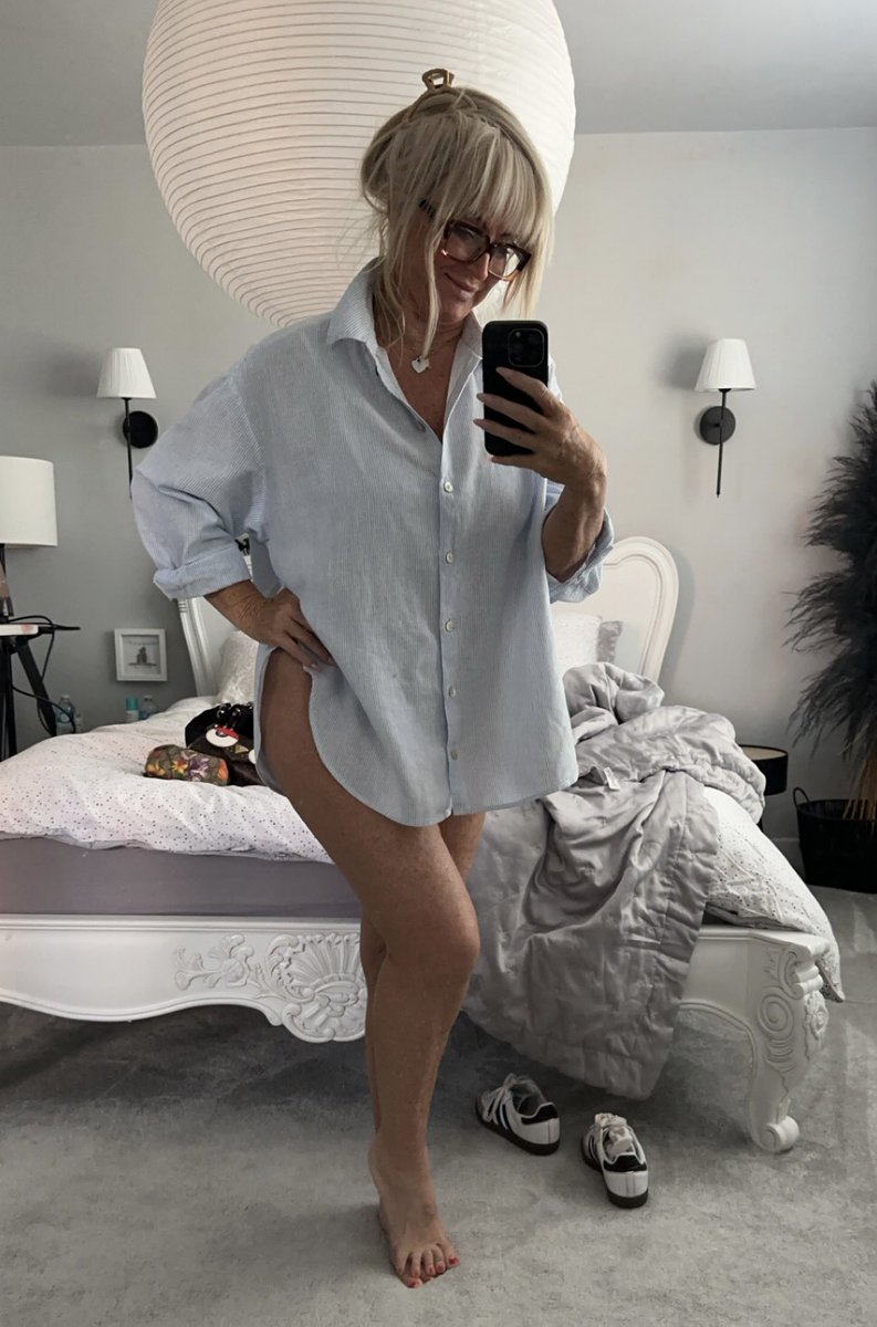 Love a oversized shirt for lounge👌🏻Happy hump day people enjoy 🙌🏻much love ❤️😘NoFilter 🥰