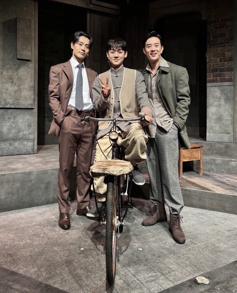 mbz_company's tweet photo. [#아나키스트] 셋공 사진 📷

최호승, 김지온, 강유찬 배우의 첫공이 끝났습니다.
극장을 찾아주신 관객여러분 감사합니다.
앞으로도 많은 기대와 관심 부탁드립니다.

🗞️🖋️🚲

뮤지컬 <아나키스트>
2025.01.14-04.06
링크아트센터드림 드림3관 https://t.co/bvY0G1NpIH