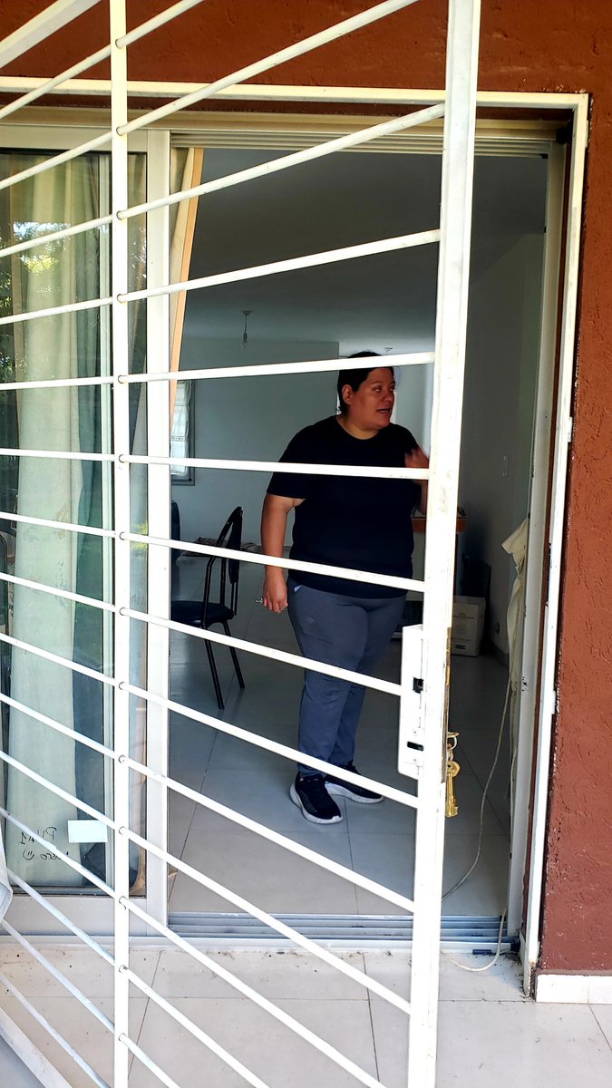 leoguevara80's tweet photo. #INSEGURIDAD #Cordoba vive en una casa blindada pero le entraron a robar 8 veces en tres meses y dos oportunidades llamó a policías, nunca llegaron porque se perdieron y no encontraron la casa. Odisea de Yamila "ahora tengo un perro para correr delincuentes" Movil @radiomitrecba. https://t.co/hJiFLQR9Ya