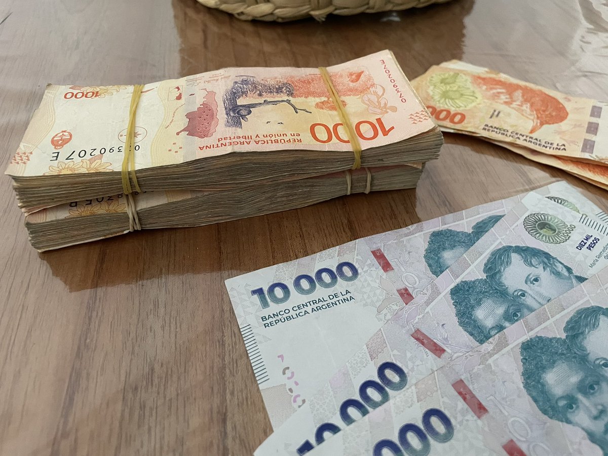 アルゼンチンに来ております。
お金持ち気分になれるペソの札束。
これで3万円くらいです。
意外なことに物価は日本より高いです😑