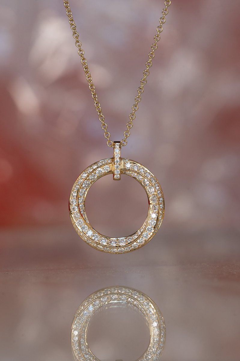 A milestone birthday deserves something extraordinary. Steve envisioned a gold circle with diamonds, but it needed life. After some creative pondering, we designed tapering pavé swirls—dynamic, elegant, and alive with movement. What do we think? ✨ #BespokeJewellery