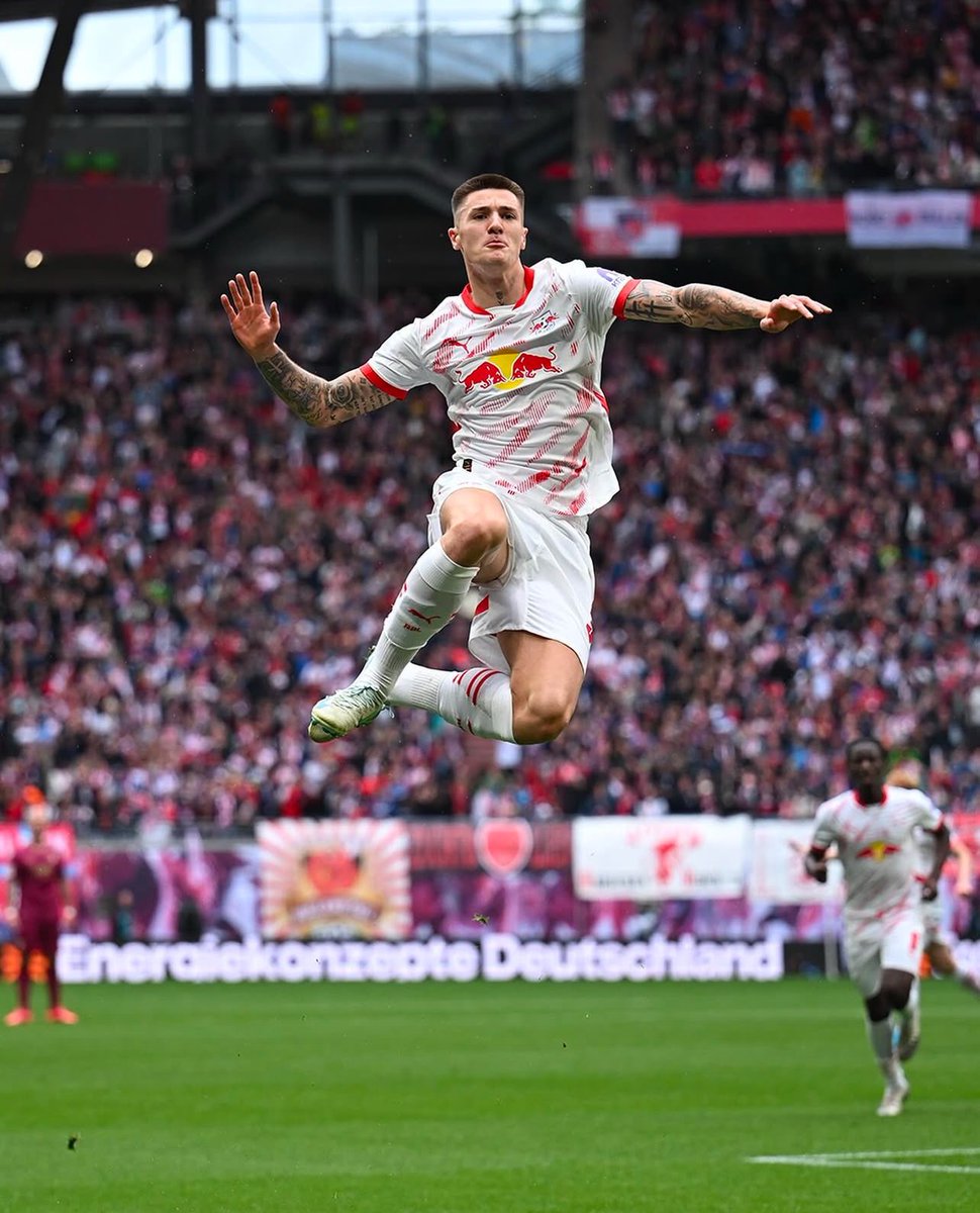 Benjamin Šeško has a physical profile very reminiscent to Erling Haaland. 

This is a potential, best in the world CF. 🇸🇮

His ball striking is arguably the best in the business.