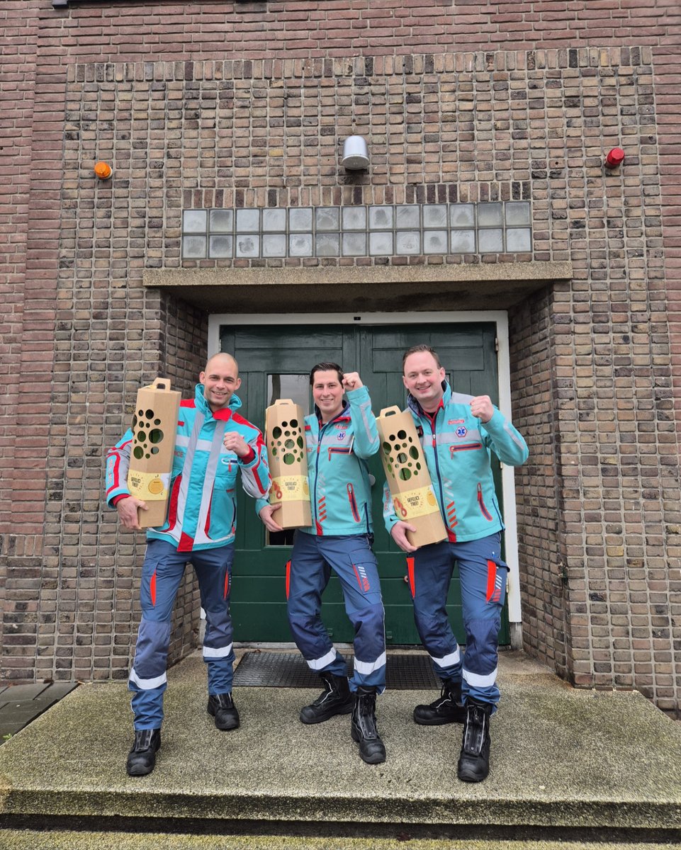 RAVU Ambulancezorg Utrecht (@ravu_ambulance) on Twitter photo ๐ช๐ฒ๐น๐ธ๐ผ๐บ ๐ฏ๐ถ๐ท ๐ฑ๐ฒ ๐ฐ๐น๐๐ฏ! ๐ Gisteren hebben Hans, Arjen en Hidde met succes hun eind-assessment behaald. Snel vindt voor alle drie het OOG plaats. We zijn met trots een #ambulancechauffeur en twee ambulanceverpleegkundigen rijker. ๐ฆ๏ธ
Gefeliciteerd mannen! ๐ช ๐ช๐ฒ๐น๐ธ๐ผ๐บ ๐ฏ๐ถ๐ท ๐ฑ๐ฒ ๐ฐ๐น๐๐ฏ! ๐ Gisteren hebben Hans, Arjen en Hidde met succes hun eind-assessment behaald. Snel vindt voor alle drie het OOG plaats. We zijn met trots een #ambulancechauffeur en twee ambulanceverpleegkundigen rijker. ๐ฆ๏ธ
Gefeliciteerd mannen! ๐ช