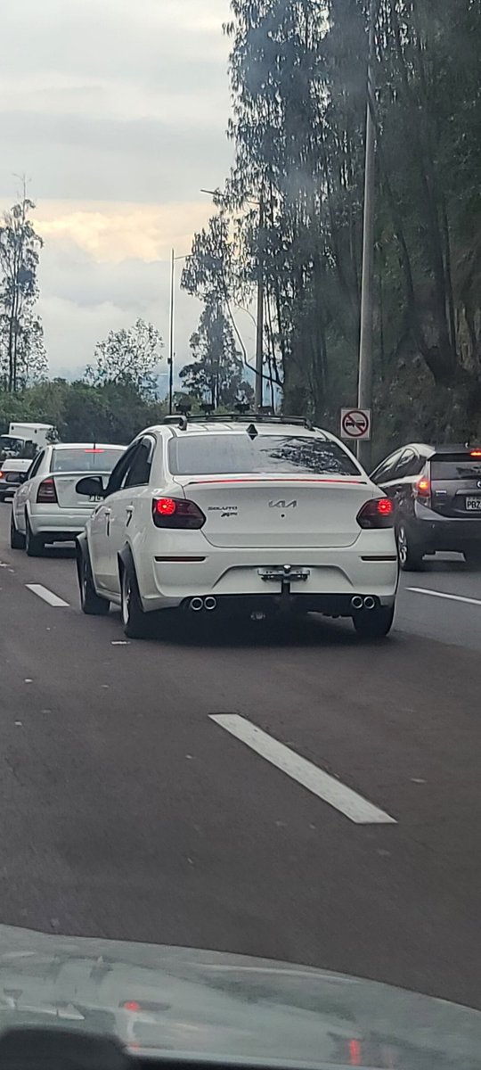 ttgabriel2002's tweet photo. @AMT_Quito @MunicipioQuito @pabelml @LaCarol_M SIMON BOLIVAR sin dios ni ley, todos los días circulan vehículos sin placas, vidrios polarizados y como siempre pasan a vista y paciencia de los Agentes de Tránsito https://t.co/bf68AKHaOT