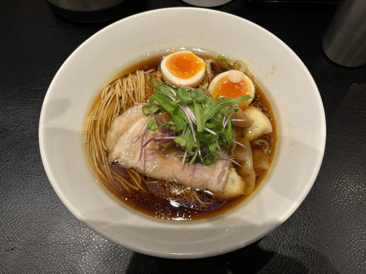 uota_Ramen's tweet photo. 【RAMEN 百舌鳥/赤坂(東京)】
特製醤油ラーメン

東京遠征時に食べた一杯
ワインの風味があり品のある味でした
ワンタンがとにかく美味しかったです。 https://t.co/uUFhIcKWgL