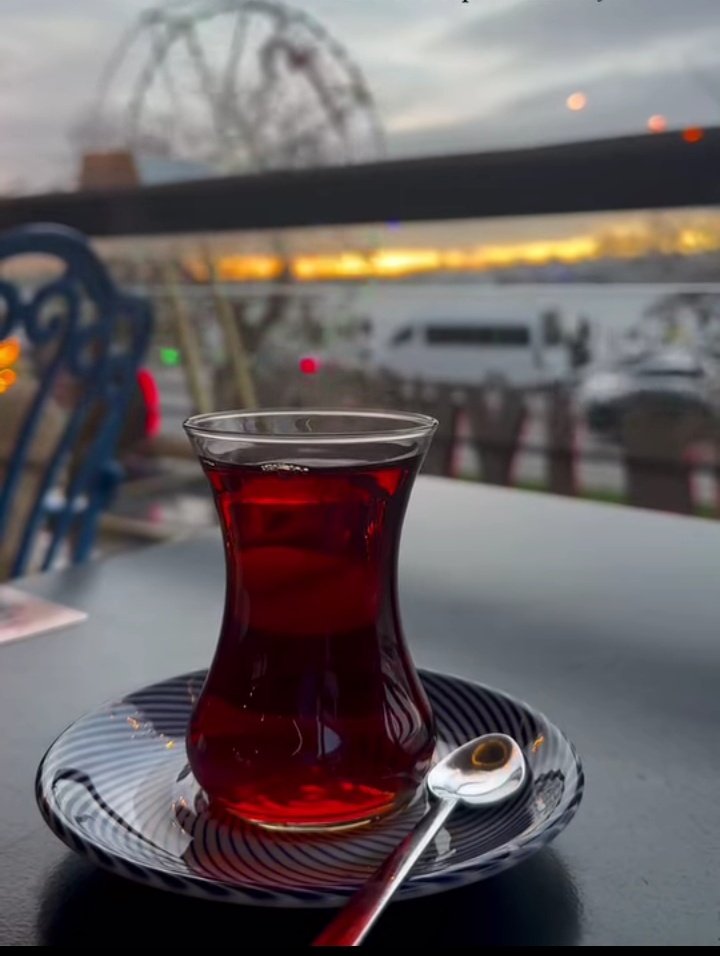 Burhandogru01's tweet photo. Şiirlerimde yalnız senin sesin var. Senin şiirlerinde,
Biliyorum,
Benim soluğum esiyor.

Anna Ahmatova https://t.co/65DngBzVos