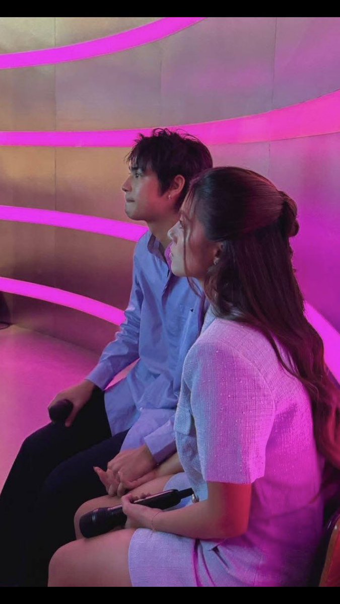 Higpit naman ng pagkakahawak ng mga kamay na yern…