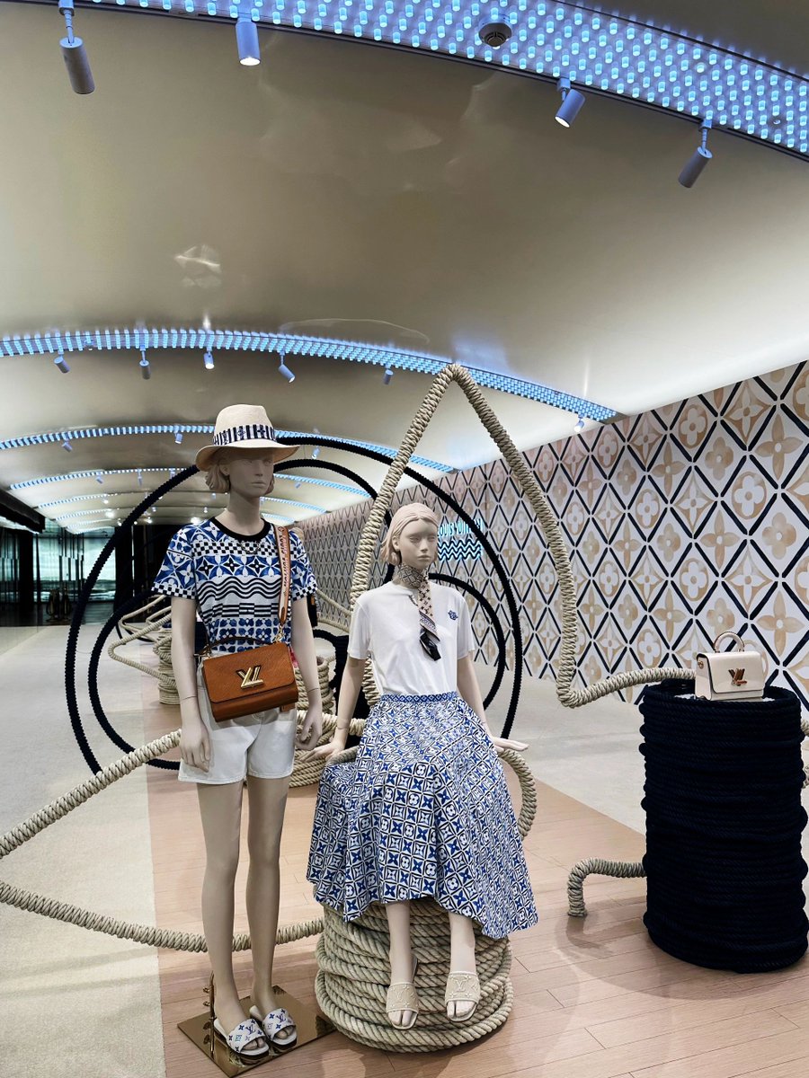 ショッピングの後は、心もウキウキ！🎉👜