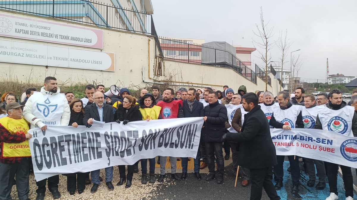 mtpisken's tweet photo. Mevcut ÖMK kanunlaşırken yaptığımız en büyük itirazlardan bir tanesi de “Eğitim Çalışanlarına Şiddeti’in Önlenmesi İçin Yetersiz Kalması” idi.
Eğitimciye uygulanan şiddetin “Katalog Suçlara Dahil Edilmesi ve Mahkeme Süreci Başlayana Kadar Suçlunun Tutuklu kalması Gerektiğini” defaatle belirtmiştik.
Meydanlardan Bakan Tekin’e Öğretmenler Günü için gönderdiğiniz Önlüklere KAN Bulaştı, Önlükleri geri alın ÇELİK YELEK gönderin diye HAYKIRDIK.
Dün Büyükçekmece Kaptan-ı Derya Mesleki ve Teknik Anadolu Lisesi'nde görevli Müdür Yardımcısı arkadaşımızın, öğrencisi tarafından bıçaklı saldırısına uğramasını bugün kurum önünde protesto ettik.
Bu ilk değil, mevcut yasalar böyleyken son da olmayacak. Bir başka şiddet olayı yaşamak istemiyoruz. Gereken düzenleme yapılsın;
Öğretmene şiddet son bulsun!
@tcmeb @Yusuf__Tekin 
@HurEgitimSen @leventkuruoglu @ahasanpasaoglu