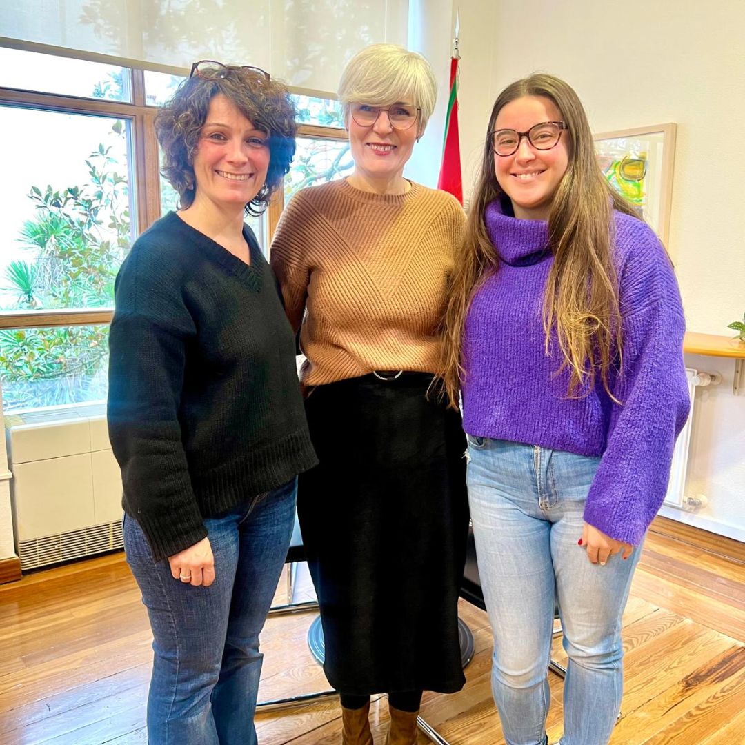 Zeharkako begirada indartzen ari gara. Konpromiso honetan sakontzeko helburuarekin, @ArabakoGorrak-eko presidentea den Kizkitza Velaskorekin eta @EuskalGorrak-eko emakumeen batzordeko ordezkaria den María Vázquezekin batzartu gara. Erronka eta behar nagusien berri eman digute.