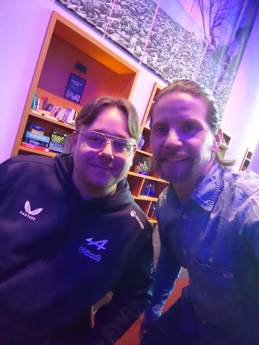 Met one of my idols <a href="/jonitormala/">Joni Törmälä</a> from <a href="/AlpineSimRacing/">Alpine Sim Racing</a> before the <a href="/F1Esports/">F1 Esports</a> Jeddah race 😍

#simracing #f1