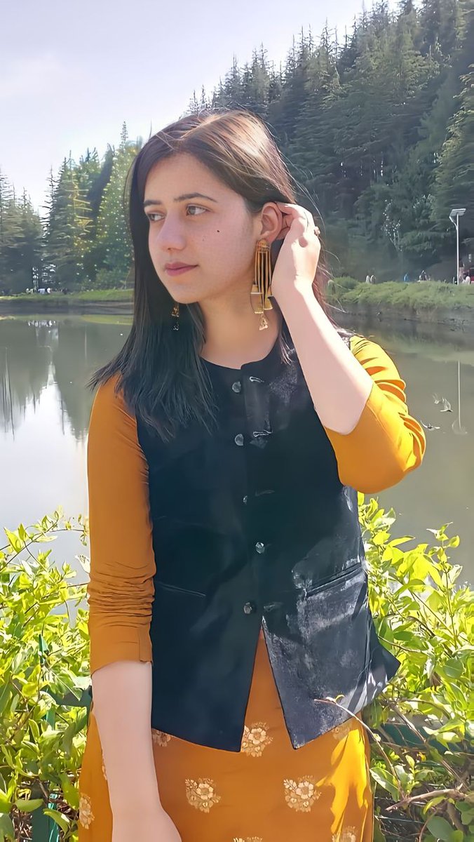 किसी को बस इतना ही अपना बनाओ,
की वो तुम्हारा सुकून न छीन पाएं..!!