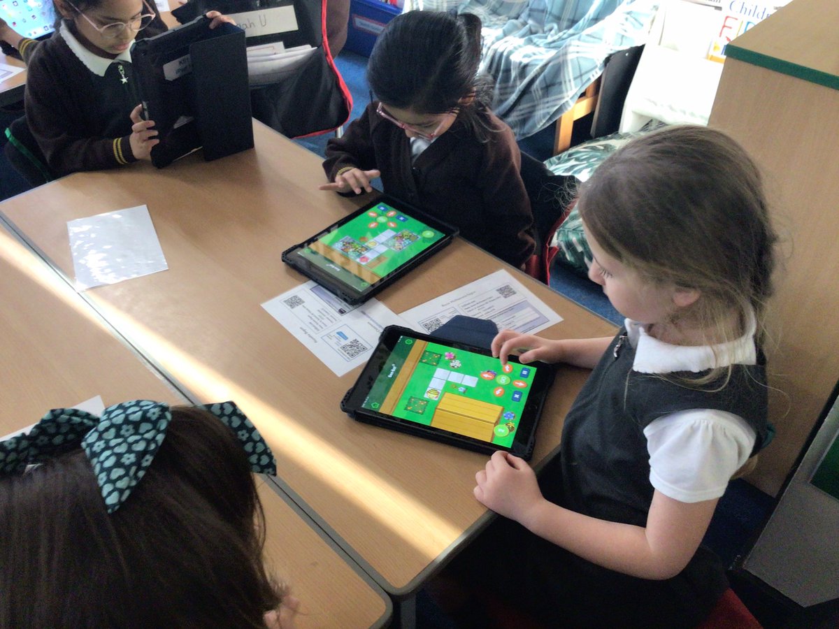 2StHerberts's tweet image. We’re having a look at algorithms and how to program an object to move. We are challenging ourselves by helping the bee bot get to the flower. #StHerbertsComputing