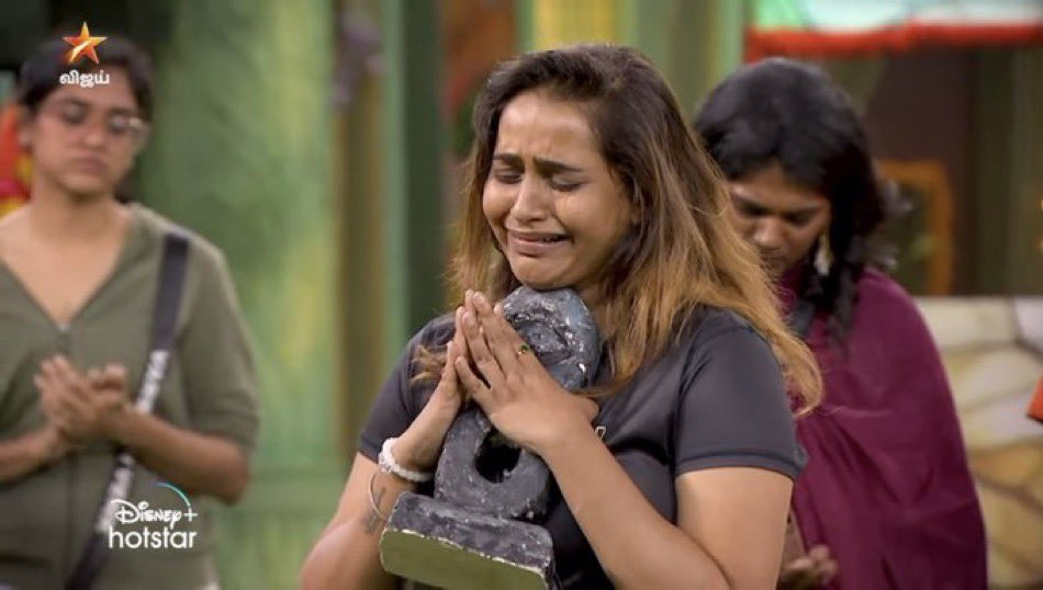itsme_aishu's tweet photo. This is so heartbreaking  to watch a person who was  2nd in the Voting Position 💔💔💔 #Jacquelinelydia𓃵 

#WeLoveYouJack 
#ResilientQueenJacquline 
#BiggBossTamil8 https://t.co/qIGUemIkM9