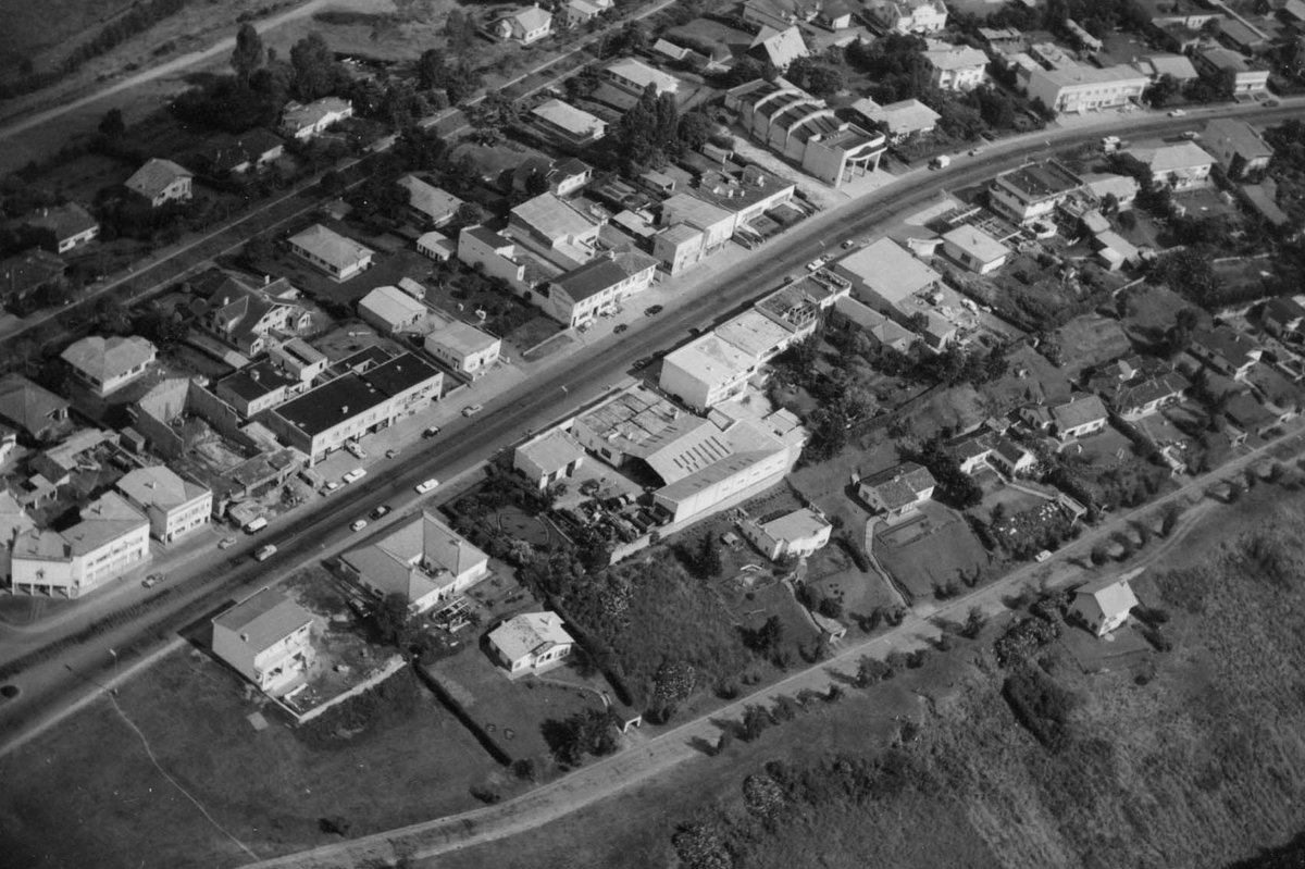 Benjamin Babunga Watuna (@benbabunga) on Twitter photo Bukavu, en 1958 : une vue aérienne de l'Avenue du Prince Régent, aujourd’hui rebaptisée "Avenue Patrice-Emery Lumumba". On dirait quelques petites villes qu'on voit en Belgique, en France, en Suède, en Suisse...
On distingue également, en parallèle à cette avenue, l’Avenue Bukavu, en 1958 : une vue aérienne de l'Avenue du Prince Régent, aujourd’hui rebaptisée "Avenue Patrice-Emery Lumumba". On dirait quelques petites villes qu'on voit en Belgique, en France, en Suède, en Suisse...
On distingue également, en parallèle à cette avenue, l’Avenue