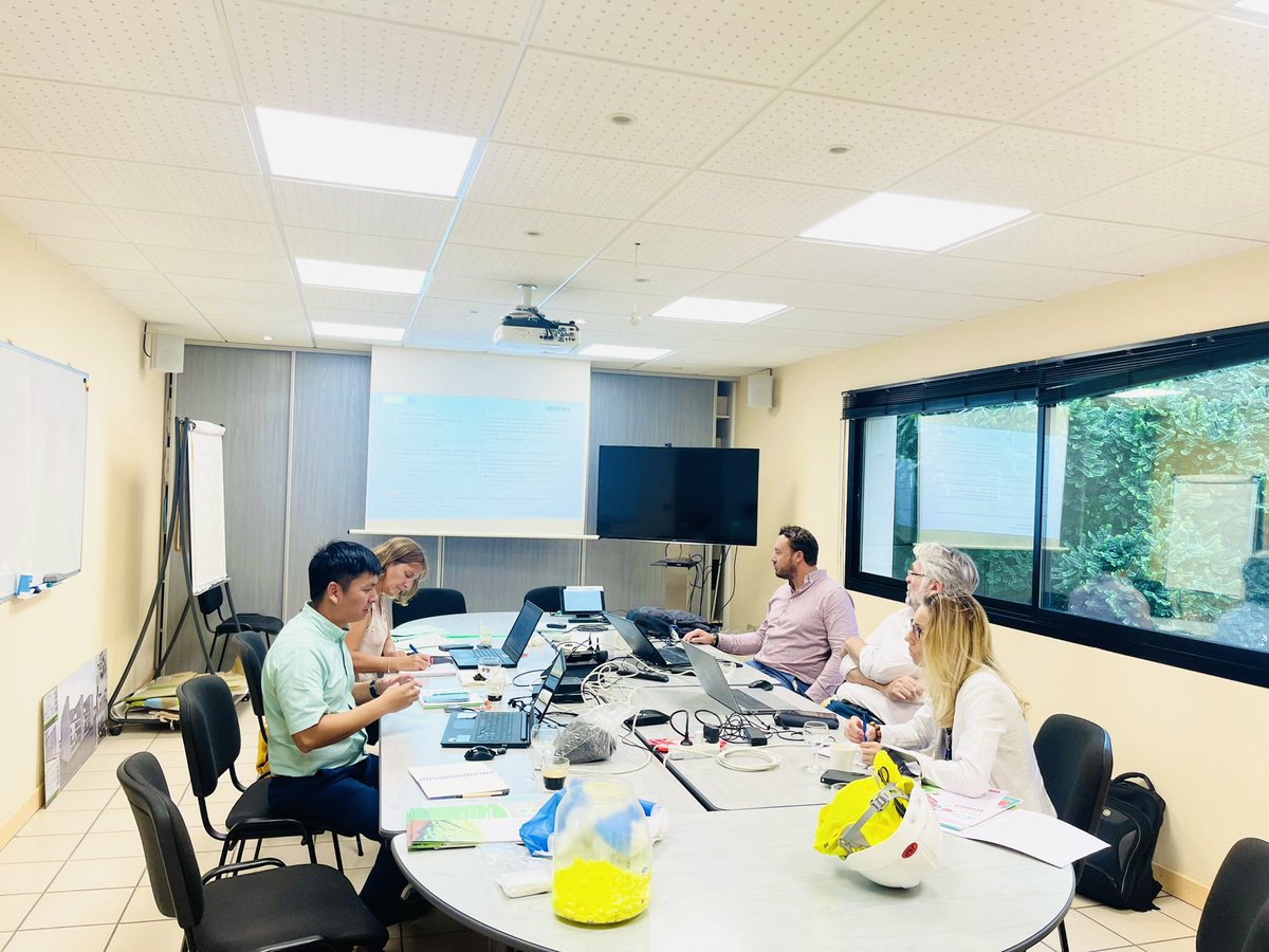 sentragroup2020's tweet photo. We, together with our partner, always engage in discussions to continuously improve our products. 🇫🇷

#cooperl #fertival #sentra #humival #hubiosol https://t.co/UTtxHGdUEU