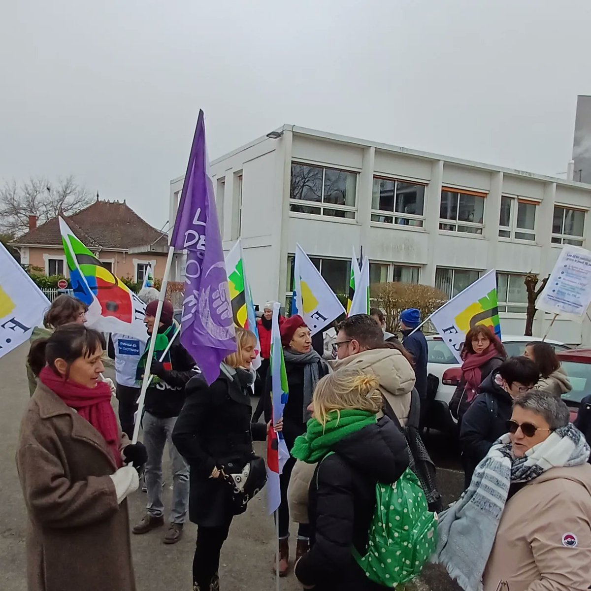 Sneslandes's tweet photo. #landes Une 50aine de personnes (#aesh #aed #enseignant ) devant la DSDEN à #montdemarsan Une délégation @fsu40 @cgt_educ @Snalc_Ecole_Aq reçue et écoutée pour que soit revalorisée la fonction d'AESH en terme de reconnaissance, de salaires... 
La lutte se poursuit ! @snesfsu https://t.co/2ozXjuUg0y