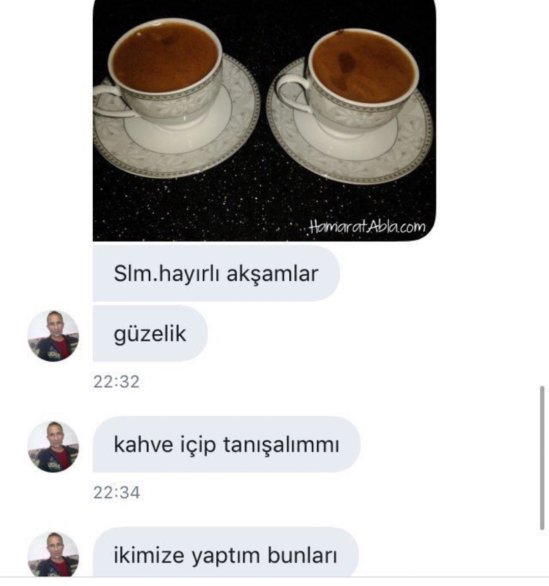 Arkadaslari kahve icmek icin darlarken