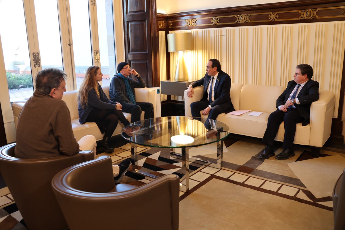 Amb el president de l’<a href="/assemblea/">Assemblea Nacional Catalana</a>, <a href="/lluis_llach/">Lluís Llach</a>, compartim la necessitat de vertebrar la nació i enfortir-la davant els grans reptes que té Catalunya. 

Coincidim que cal recuperar l’autoestima col·lectiva, amb el projecte d’independència com a element cohesionador.