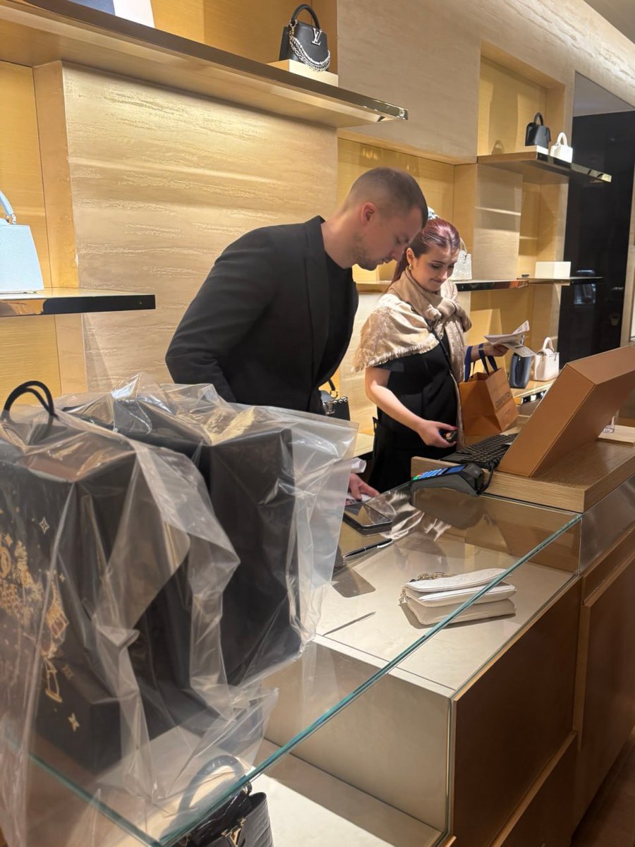 Go_ang12's tweet image. Es gibt wahrscheinlich kein Mädchen, das diese Taschen ablehnen würde. Das Thema heute ist kaufen, kaufen, kaufen.😀📷📷📷 😀😀😀