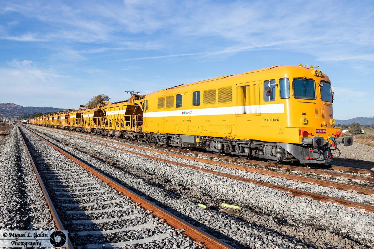 OzpSvlSpott's tweet photo. Locomotora de origen rumano Electroputere 060-DA-005, rematriculada para Comsa como 99 71 9481 007-0, con un largo tren de tolvas en la obra de renovación de Brazatortas-Veredas (Ciudad Real). 17-12-2024 #trainspotter #trainspotting #trainspotter_europe https://t.co/UoWKcSYTMN
