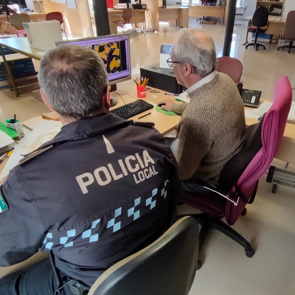PoliciaPteGenil's tweet photo. La celebración del @mediamaratonpg es el 9 de febrero de 2025. 🏃🏃‍♀️

Hemos visitado la oficina de Obras y Urbanismo para preparar los mapas de trabajo con el recorrido de la prueba y así sobre el terreno determinar las necesidades, en materia de tráfico, de la prueba deportiva 👮‍♂️ https://t.co/BQItCfAi6V