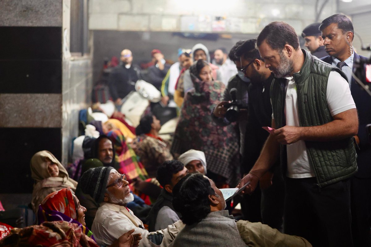 LutyensMediaIN's tweet photo. नेता विपक्ष राहुल गांधी ने दिल्ली AIIMS के बाहर मरीजों और उनके परिवार से मुलाकात की। https://t.co/yG9esGRAQH