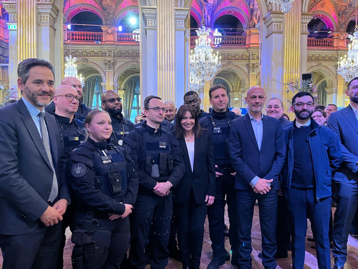 Nicolas Nordman (@nicolas_nordman) on Twitter photo Voeux de la Maire de Paris aux forces de sécurité, de secours et de santé
L’occasion de remercier l’ensemble des agents pour leur engagement quotidien au service des parisiennes et parisiens
<a href="/Gouv_mili_Paris/">Gouverneur militaire de Paris (GMP)</a> <a href="/PompiersParis/">PompiersParis</a> <a href="/prefpolice/">Préfecture de Police</a> <a href="/PCParisSeine/">Protection Civile Paris Seine</a> <a href="/CroixRougeParis/">Croix-Rouge à Paris</a> <a href="/GpisGie/">GPIS-GIE</a> Voeux de la Maire de Paris aux forces de sécurité, de secours et de santé
L’occasion de remercier l’ensemble des agents pour leur engagement quotidien au service des parisiennes et parisiens
<a href="/Gouv_mili_Paris/">Gouverneur militaire de Paris (GMP)</a> <a href="/PompiersParis/">PompiersParis</a> <a href="/prefpolice/">Préfecture de Police</a> <a href="/PCParisSeine/">Protection Civile Paris Seine</a> <a href="/CroixRougeParis/">Croix-Rouge à Paris</a> <a href="/GpisGie/">GPIS-GIE</a>